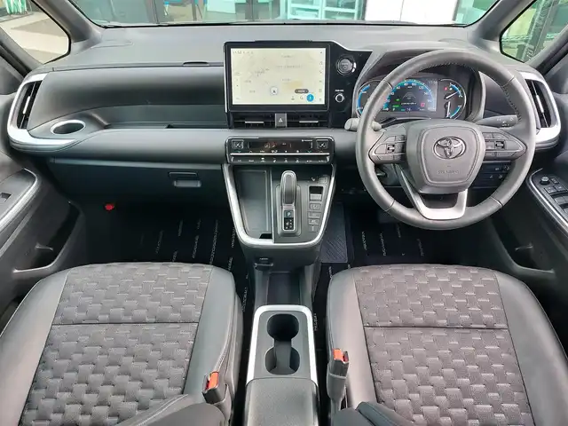 トヨタ ヴォクシー ハイブリッド S－Z 東京都 2025(令7)年 0.4万km アティチュードブラックマイカ 快適利便パッケージ（High）/・ハンズフリーデュアルパワースライドドア/・パワーバックドア/・「ナノイーX」/・ステアリングヒーター/・2列目キャプテンシート・シートヒーター・オットマン/Toyota Safety Sense/・プリクラッシュセーフティ/・レーントレーシングアシスト/・レーンチェンジアシスト/・先行車発進告知機能/・オートマチックハイビーム/・レーダークルーズコントロール/・クリアランスソナー/・パーキングサポートブレーキ/・ロードサインアシスト/パノラミックビューモニター/アドバンスドパーク/プッシュスタート/純正ナビ/　・フルセグTV/　・Bluetooth接続/　・HDMI/　・AM/FMラジオ/純正フリップダウンモニター/前後ドライブレコーダー〔HDR301〕/ビルトインETC2.0/LEDヘッドライト/17インチ純正アルミホイール/スマートキー