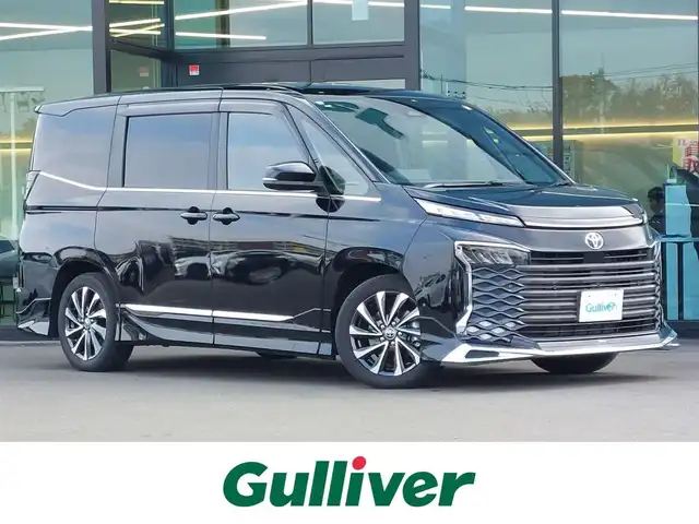 トヨタ ヴォクシー ハイブリッド S－Z 東京都 2025(令7)年 0.4万km アティチュードブラックマイカ 快適利便パッケージ（High）/・ハンズフリーデュアルパワースライドドア/・パワーバックドア/・「ナノイーX」/・ステアリングヒーター/・2列目キャプテンシート・シートヒーター・オットマン/Toyota Safety Sense/・プリクラッシュセーフティ/・レーントレーシングアシスト/・レーンチェンジアシスト/・先行車発進告知機能/・オートマチックハイビーム/・レーダークルーズコントロール/・クリアランスソナー/・パーキングサポートブレーキ/・ロードサインアシスト/パノラミックビューモニター/アドバンスドパーク/プッシュスタート/純正ナビ/　・フルセグTV/　・Bluetooth接続/　・HDMI/　・AM/FMラジオ/純正フリップダウンモニター/前後ドライブレコーダー〔HDR301〕/ビルトインETC2.0/LEDヘッドライト/17インチ純正アルミホイール/スマートキー