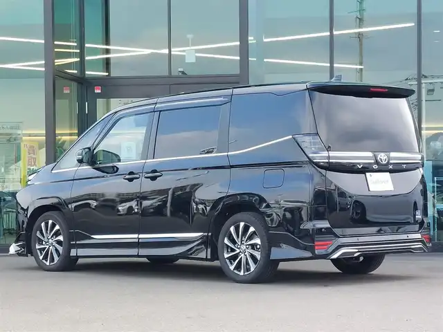 トヨタ ヴォクシー ハイブリッド S－Z 東京都 2025(令7)年 0.4万km アティチュードブラックマイカ 快適利便パッケージ（High）/・ハンズフリーデュアルパワースライドドア/・パワーバックドア/・「ナノイーX」/・ステアリングヒーター/・2列目キャプテンシート・シートヒーター・オットマン/Toyota Safety Sense/・プリクラッシュセーフティ/・レーントレーシングアシスト/・レーンチェンジアシスト/・先行車発進告知機能/・オートマチックハイビーム/・レーダークルーズコントロール/・クリアランスソナー/・パーキングサポートブレーキ/・ロードサインアシスト/パノラミックビューモニター/アドバンスドパーク/プッシュスタート/純正ナビ/　・フルセグTV/　・Bluetooth接続/　・HDMI/　・AM/FMラジオ/純正フリップダウンモニター/前後ドライブレコーダー〔HDR301〕/ビルトインETC2.0/LEDヘッドライト/17インチ純正アルミホイール/スマートキー