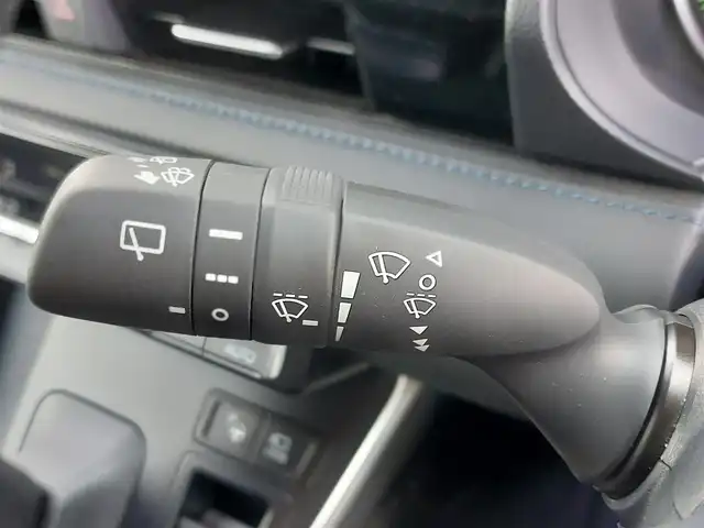 トヨタ ヴォクシー ハイブリッド S－Z 東京都 2025(令7)年 0.4万km アティチュードブラックマイカ 快適利便パッケージ（High）/・ハンズフリーデュアルパワースライドドア/・パワーバックドア/・「ナノイーX」/・ステアリングヒーター/・2列目キャプテンシート・シートヒーター・オットマン/Toyota Safety Sense/・プリクラッシュセーフティ/・レーントレーシングアシスト/・レーンチェンジアシスト/・先行車発進告知機能/・オートマチックハイビーム/・レーダークルーズコントロール/・クリアランスソナー/・パーキングサポートブレーキ/・ロードサインアシスト/パノラミックビューモニター/アドバンスドパーク/プッシュスタート/純正ナビ/　・フルセグTV/　・Bluetooth接続/　・HDMI/　・AM/FMラジオ/純正フリップダウンモニター/前後ドライブレコーダー〔HDR301〕/ビルトインETC2.0/LEDヘッドライト/17インチ純正アルミホイール/スマートキー