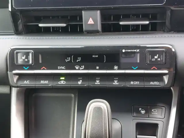 トヨタ ヴォクシー ハイブリッド S－Z 東京都 2025(令7)年 0.4万km アティチュードブラックマイカ 快適利便パッケージ（High）/・ハンズフリーデュアルパワースライドドア/・パワーバックドア/・「ナノイーX」/・ステアリングヒーター/・2列目キャプテンシート・シートヒーター・オットマン/Toyota Safety Sense/・プリクラッシュセーフティ/・レーントレーシングアシスト/・レーンチェンジアシスト/・先行車発進告知機能/・オートマチックハイビーム/・レーダークルーズコントロール/・クリアランスソナー/・パーキングサポートブレーキ/・ロードサインアシスト/パノラミックビューモニター/アドバンスドパーク/プッシュスタート/純正ナビ/　・フルセグTV/　・Bluetooth接続/　・HDMI/　・AM/FMラジオ/純正フリップダウンモニター/前後ドライブレコーダー〔HDR301〕/ビルトインETC2.0/LEDヘッドライト/17インチ純正アルミホイール/スマートキー