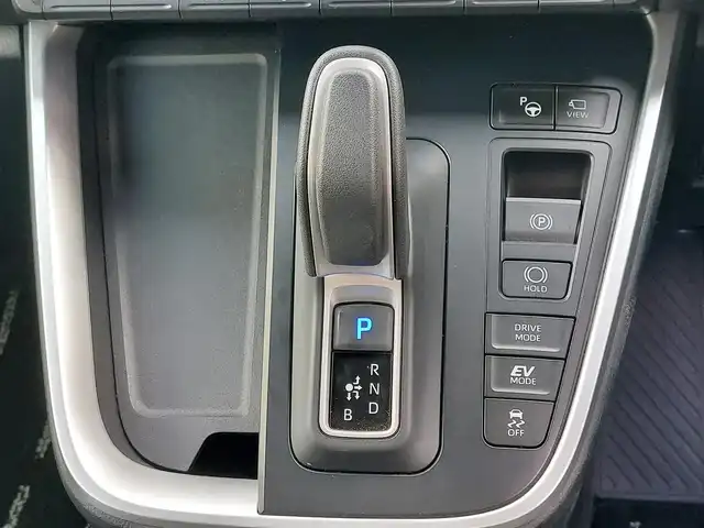 トヨタ ヴォクシー ハイブリッド S－Z 東京都 2025(令7)年 0.4万km アティチュードブラックマイカ 快適利便パッケージ（High）/・ハンズフリーデュアルパワースライドドア/・パワーバックドア/・「ナノイーX」/・ステアリングヒーター/・2列目キャプテンシート・シートヒーター・オットマン/Toyota Safety Sense/・プリクラッシュセーフティ/・レーントレーシングアシスト/・レーンチェンジアシスト/・先行車発進告知機能/・オートマチックハイビーム/・レーダークルーズコントロール/・クリアランスソナー/・パーキングサポートブレーキ/・ロードサインアシスト/パノラミックビューモニター/アドバンスドパーク/プッシュスタート/純正ナビ/　・フルセグTV/　・Bluetooth接続/　・HDMI/　・AM/FMラジオ/純正フリップダウンモニター/前後ドライブレコーダー〔HDR301〕/ビルトインETC2.0/LEDヘッドライト/17インチ純正アルミホイール/スマートキー