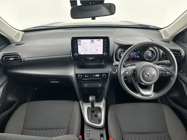 トヨタ ヤリスクロス G 愛知県 2022(令4)年 0.8万km ブラックマイカ 禁煙車/純正8インチナビ/（Bluetooth/USB/Miracast/USB/AM/FM）/全方位カメラ/ToyotaSafetySense/・プリクラッシュセーフティ/・レーンキープアシスト/・クリアランスソナー/・オートマチックハイビーム/・レーダークルーズコントロール/・アダプティブクルーズコントロール/ドライブレコーダー/ETC/ステアリングスイッチ/横滑り防止機能/ハロゲンヘッドライト/SRSサイドエアバック/オートライト/電動パーキング/オートホールド/保証書/取扱説明書/スペアキー有/スマートキー/プッシュスタート