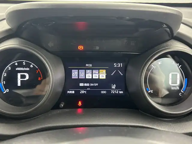 トヨタ ヤリスクロス G 愛知県 2022(令4)年 0.8万km ブラックマイカ 禁煙車/純正8インチナビ/（Bluetooth/USB/Miracast/USB/AM/FM）/全方位カメラ/ToyotaSafetySense/・プリクラッシュセーフティ/・レーンキープアシスト/・クリアランスソナー/・オートマチックハイビーム/・レーダークルーズコントロール/・アダプティブクルーズコントロール/ドライブレコーダー/ETC/ステアリングスイッチ/横滑り防止機能/ハロゲンヘッドライト/SRSサイドエアバック/オートライト/電動パーキング/オートホールド/保証書/取扱説明書/スペアキー有/スマートキー/プッシュスタート