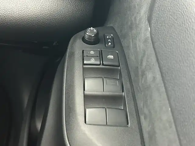 トヨタ ヤリスクロス G 愛知県 2022(令4)年 0.8万km ブラックマイカ 禁煙車/純正8インチナビ/（Bluetooth/USB/Miracast/USB/AM/FM）/全方位カメラ/ToyotaSafetySense/・プリクラッシュセーフティ/・レーンキープアシスト/・クリアランスソナー/・オートマチックハイビーム/・レーダークルーズコントロール/・アダプティブクルーズコントロール/ドライブレコーダー/ETC/ステアリングスイッチ/横滑り防止機能/ハロゲンヘッドライト/SRSサイドエアバック/オートライト/電動パーキング/オートホールド/保証書/取扱説明書/スペアキー有/スマートキー/プッシュスタート