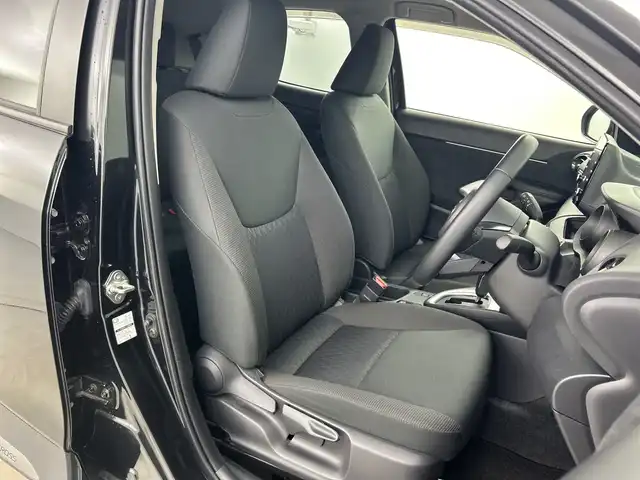 トヨタ ヤリスクロス G 愛知県 2022(令4)年 0.8万km ブラックマイカ 禁煙車/純正8インチナビ/（Bluetooth/USB/Miracast/USB/AM/FM）/全方位カメラ/ToyotaSafetySense/・プリクラッシュセーフティ/・レーンキープアシスト/・クリアランスソナー/・オートマチックハイビーム/・レーダークルーズコントロール/・アダプティブクルーズコントロール/ドライブレコーダー/ETC/ステアリングスイッチ/横滑り防止機能/ハロゲンヘッドライト/SRSサイドエアバック/オートライト/電動パーキング/オートホールド/保証書/取扱説明書/スペアキー有/スマートキー/プッシュスタート