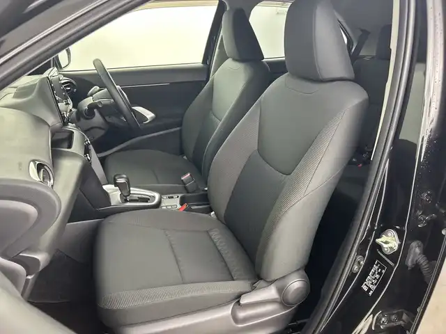 トヨタ ヤリスクロス G 愛知県 2022(令4)年 0.8万km ブラックマイカ 禁煙車/純正8インチナビ/（Bluetooth/USB/Miracast/USB/AM/FM）/全方位カメラ/ToyotaSafetySense/・プリクラッシュセーフティ/・レーンキープアシスト/・クリアランスソナー/・オートマチックハイビーム/・レーダークルーズコントロール/・アダプティブクルーズコントロール/ドライブレコーダー/ETC/ステアリングスイッチ/横滑り防止機能/ハロゲンヘッドライト/SRSサイドエアバック/オートライト/電動パーキング/オートホールド/保証書/取扱説明書/スペアキー有/スマートキー/プッシュスタート