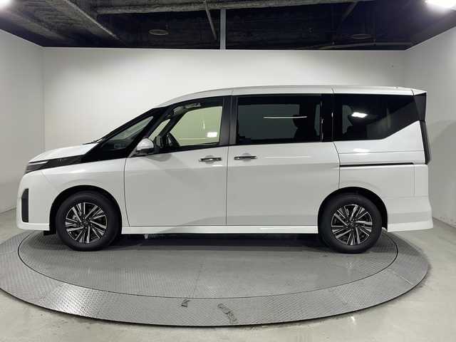 日産 セレナ e－パワー ハイウェイスター V 広島県 2025(令7)年 0.1千km プリズムホワイト 登録済未使用車（6km）/12.3型ニッサンコネクトナビ（AppleCarPlay/AndroidAuto/フルセグTV）/インテリジェントアラウンドビューモニター/インテリジェントルームミラー/プロパイロット/ハンズフリーオートスライドドア/インテリジェントエマージェンシーブレーキ/車線逸脱防止支援/車線逸脱警報/ブラインドスポットモニター/リヤクロストラフィックアラート/踏み間違い衝突防止アシスト/アダプティブLEDヘッドライト/ビルトインETC2.0/純正ドライブレコーダー/ワイヤレス充電/HDMI/USB入力端子