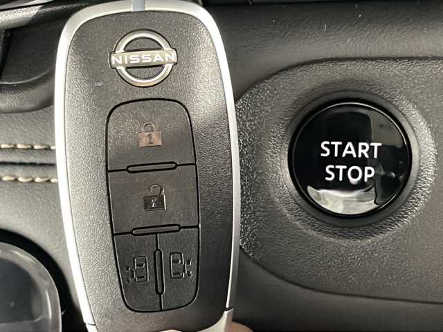 日産 セレナ e－パワー ハイウェイスター V 広島県 2025(令7)年 0.1千km プリズムホワイト 登録済未使用車（6km）/12.3型ニッサンコネクトナビ（AppleCarPlay/AndroidAuto/フルセグTV）/インテリジェントアラウンドビューモニター/インテリジェントルームミラー/プロパイロット/ハンズフリーオートスライドドア/インテリジェントエマージェンシーブレーキ/車線逸脱防止支援/車線逸脱警報/ブラインドスポットモニター/リヤクロストラフィックアラート/踏み間違い衝突防止アシスト/アダプティブLEDヘッドライト/ビルトインETC2.0/純正ドライブレコーダー/ワイヤレス充電/HDMI/USB入力端子