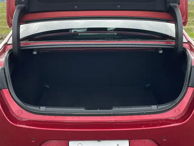 マツダ マツダ３セダン XD Lパッケージ 新潟県 2019(令1)年 3万km ソウルレッドクリスタルM 4WD/純正SDナビ/CD/DVD/BT/フルセグテレビ/SDミュージックサーバー/全方位カメラ/ETC/ドライブレコーダー/衝突被害軽減ブレーキ/レーンキープアシスト/レーダークルーズコントロール/革シート/運転席パワーシート/シートヒーター /ステアリングヒーター/ステアリングスイッチ/パドルシフト/コーナーセンサー/スマートキー/プッシュスタート/LEDヘッドライト/オートライト/オートハイビーム/純正18インチアルミホイール