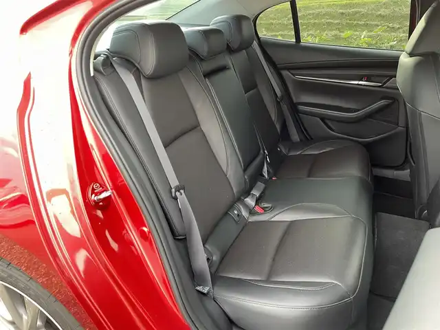 マツダ マツダ３セダン XD Lパッケージ 新潟県 2019(令1)年 3万km ソウルレッドクリスタルM 4WD/純正SDナビ/CD/DVD/BT/フルセグテレビ/SDミュージックサーバー/全方位カメラ/ETC/ドライブレコーダー/衝突被害軽減ブレーキ/レーンキープアシスト/レーダークルーズコントロール/革シート/運転席パワーシート/シートヒーター /ステアリングヒーター/ステアリングスイッチ/パドルシフト/コーナーセンサー/スマートキー/プッシュスタート/LEDヘッドライト/オートライト/オートハイビーム/純正18インチアルミホイール