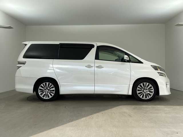 トヨタ ヴェルファイア 2．4Z ゴールデンアイズⅡ 兵庫県 2014(平26)年 9.2万km ホワイトパールクリスタルシャイン ・アルパイン製9インチナビ＆フルセグ＆BT＆DVD/・バックカメラ/・アルパイン製フリップダウンモニター/・両側パワースライドドア/・コーナーセンサー/・ハーフレザーシート/・純正18インチアルミホイール/・スマートキー/・スペアキー/・プッシュスタート/・フロアマット/・2列目オットマン/・カロッツェリア製スピーカー/・パワーバックドア/・電動格納ミラー/・LEDヘッドライト/・オートライト