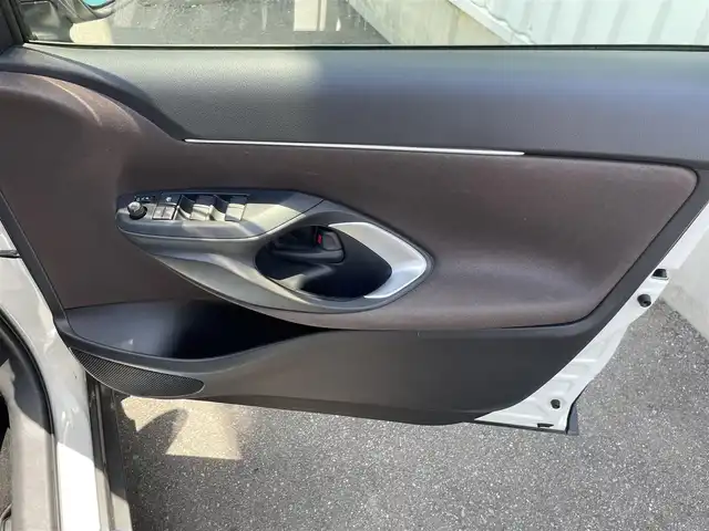 トヨタ ヤリスクロス ハイブリッド Z 佐賀県 2021(令3)年 3.6万km ホワイトパールクリスタルシャイン 純正8型ディスプレイオーディオ/・ナビ機能有り/Bluetooth/バックカメラ/レーダークルーズコントロール/ビルトインETC2.0/前後ドライブレコーダー/電動リアゲート/ハーフレザーシート/シートヒーター/クリアランスソナー/運転席パワーシート/革巻きステアリング/ステアリングスイッチ/電動パーキングブレーキ/ブレーキホールド/オートライト/オートマチックハイビーム/純正LEDヘッドライト/純正18インチAW/純正フロアマット/純正ドアバイザー/トヨタセーフティセンス/・プリクラッシュセーフティ/・レーントレーシングアシスト/・パーキングサポートブレーキ/・BSM/・RCTA/・ロードサインアシスト