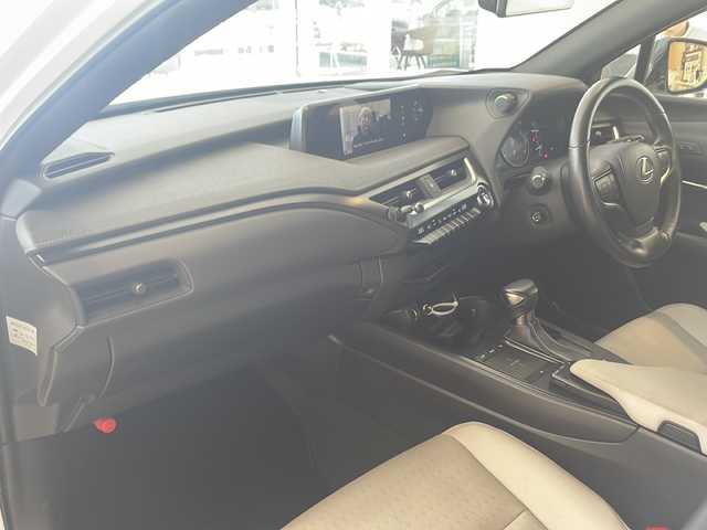 レクサス ＵＸ 250h バージョンC 岐阜県 2019(令1)年 3.8万km ソニッククォーツ プリクラッシュセーフティ/車線逸脱警報/オートマチックハイビーム/レーダークルーズコントロール/純正ナビ /フルセグTV/Bluetooth/純正ドライブレコーダー/ミラー型ドラレコ/DVD/ステアリングヒーター/前席シートヒーター/前席パワーシート/シートメモリー/保証書/取扱説明書/スペアキー/カードキー