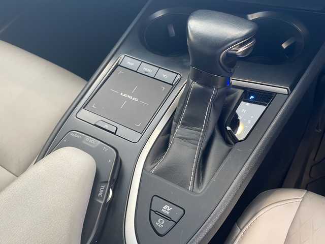 レクサス ＵＸ 250h バージョンC 岐阜県 2019(令1)年 3.8万km ソニッククォーツ プリクラッシュセーフティ/車線逸脱警報/オートマチックハイビーム/レーダークルーズコントロール/純正ナビ /フルセグTV/Bluetooth/純正ドライブレコーダー/ミラー型ドラレコ/DVD/ステアリングヒーター/前席シートヒーター/前席パワーシート/シートメモリー/保証書/取扱説明書/スペアキー/カードキー