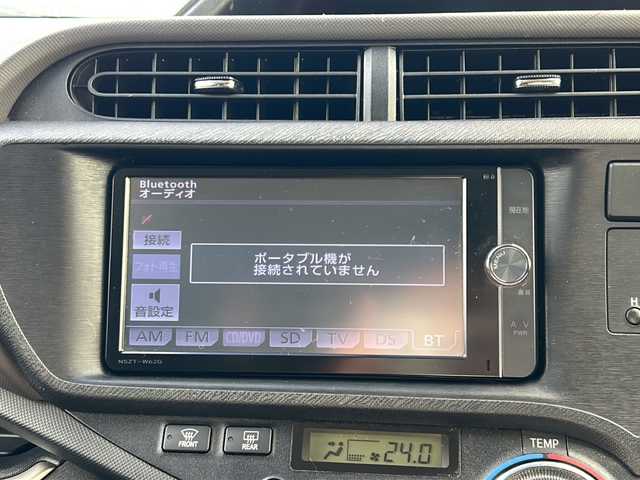 トヨタ アクア G 山形県 2014(平26)年 13.6万km ライムホワイトパールクリスタルシャイン 社外SDナビ/（BT/AM/FM/CD/DVD/SD/フルセグTV）/ハイブリッド/横滑り防止装置/バックカメラ/ETC/社外AW/社外フロアマット/ステアリングスイッチ/ドアバイザー/電動格納ウインカーミラー/スマートキー/エンジンスタートボタン/取扱説明書/保証書/ドアバイザー