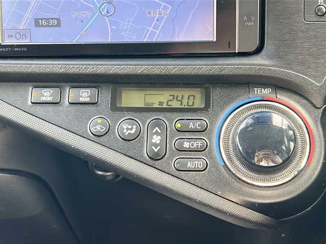 トヨタ アクア G 山形県 2014(平26)年 13.6万km ライムホワイトパールクリスタルシャイン 社外SDナビ/（BT/AM/FM/CD/DVD/SD/フルセグTV）/ハイブリッド/横滑り防止装置/バックカメラ/ETC/社外AW/社外フロアマット/ステアリングスイッチ/ドアバイザー/電動格納ウインカーミラー/スマートキー/エンジンスタートボタン/取扱説明書/保証書/ドアバイザー