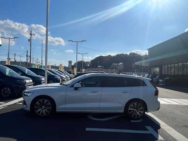 ボルボ Ｖ６０ B5 インスクリプション 愛知県 2022(令4)年 3.3万km パール ハーマンカードンサウンド/タンレザーシート/エアシート/シートヒーター/レーダークルーズ/純正ナビ/バックカメラ