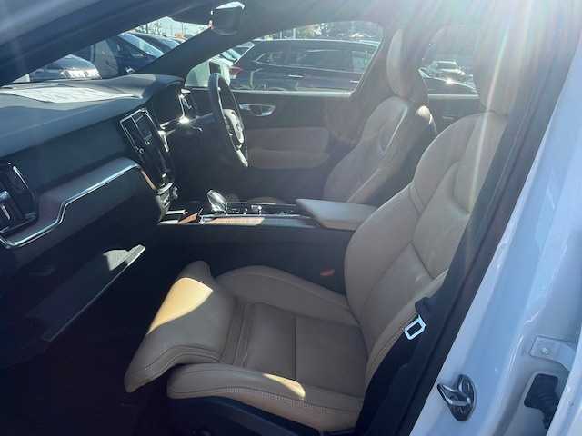 ボルボ Ｖ６０ B5 インスクリプション 愛知県 2022(令4)年 3.3万km パール ハーマンカードンサウンド/タンレザーシート/エアシート/シートヒーター/レーダークルーズ/純正ナビ/バックカメラ