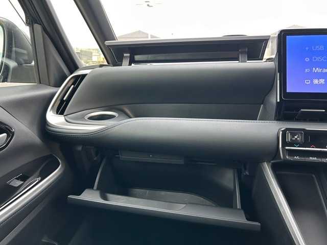 トヨタ ヴォクシー ハイブリッド S－Z 千葉県 2024(令6)年 2.2万km スパークリングブラックパールクリスタルシャイン 純正10.5インチディスプレイオーディオナビ/フルセグTV/HDMI/Bluetooth/ETC2.0/モデリスタエアロパーツセット/モデリスタシグニチャーイルミグリル/モデリスタイルミルーフスポイラー/パノラミックビューモニター/両側パワースライドドア/パワーバックドア/純正フリップダウンモニター/ヘッドアップディスプレイ/前後ドライブレコーダー/前後コーナーセンサー/1列目・2列目シートヒーター/2列目オットマン/ハーフレザーシート/デジタルインナーミラー/ブラインドスポットモニター/プリクラッシュセーフティ/レーンディパーチャーアラート/ロードサインアシスト/緊急時操舵支援/フロントクロストラフィックアラート/レーンチェンジアシスト/安心降車アシスト/オートハイビーム/ウィンカーミラー/プッシュスタート/スマートキー/スペアキー1本/ドアバイザー/リアサンシェード/ステアリングスイッチ/LEDヘッドライト/モデリスタ18インチアルミホイール/純正フロアマット/保証書/取扱説明書