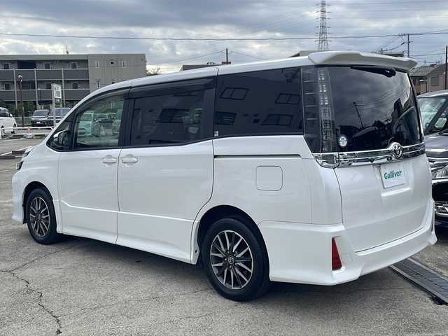 トヨタ ヴォクシー ZS 神奈川県 2014(平26)年 10万km ホワイトパールクリスタルシャイン 純正ナビ/（CD/DVD/AM/FM/SD/USB/AUX/BT/フルセグTV)/バックカメラ/前方ドライブレコーダー/ETC/左側パワースライドドア/右側スライドドア/プッシュスタート/横滑り防止装置/盗難防止装置/ブレーキアシスト/トラクションコントロール/ABS/アイドリングストップ/純正フロアマット/純正アルミホイール/スペアキー×１/保証書/取扱説明書