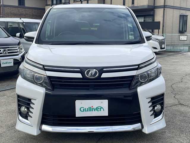 トヨタ ヴォクシー ZS 神奈川県 2014(平26)年 10万km ホワイトパールクリスタルシャイン 純正ナビ/（CD/DVD/AM/FM/SD/USB/AUX/BT/フルセグTV)/バックカメラ/前方ドライブレコーダー/ETC/左側パワースライドドア/右側スライドドア/プッシュスタート/横滑り防止装置/盗難防止装置/ブレーキアシスト/トラクションコントロール/ABS/アイドリングストップ/純正フロアマット/純正アルミホイール/スペアキー×１/保証書/取扱説明書