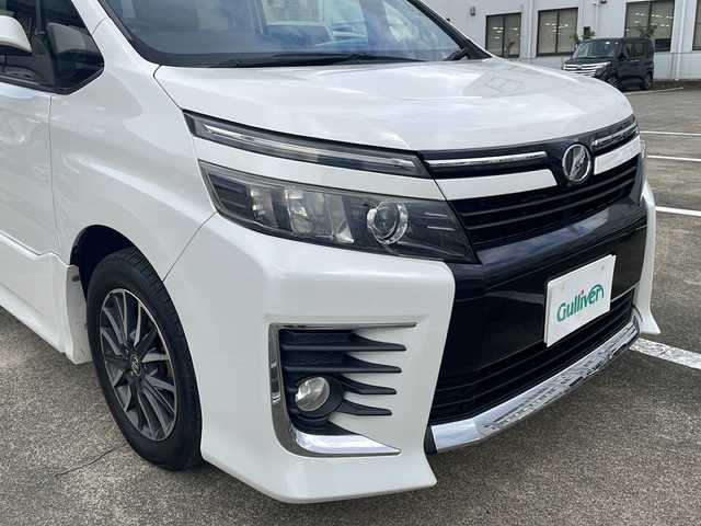 トヨタ ヴォクシー ZS 神奈川県 2014(平26)年 10万km ホワイトパールクリスタルシャイン 純正ナビ/（CD/DVD/AM/FM/SD/USB/AUX/BT/フルセグTV)/バックカメラ/前方ドライブレコーダー/ETC/左側パワースライドドア/右側スライドドア/プッシュスタート/横滑り防止装置/盗難防止装置/ブレーキアシスト/トラクションコントロール/ABS/アイドリングストップ/純正フロアマット/純正アルミホイール/スペアキー×１/保証書/取扱説明書