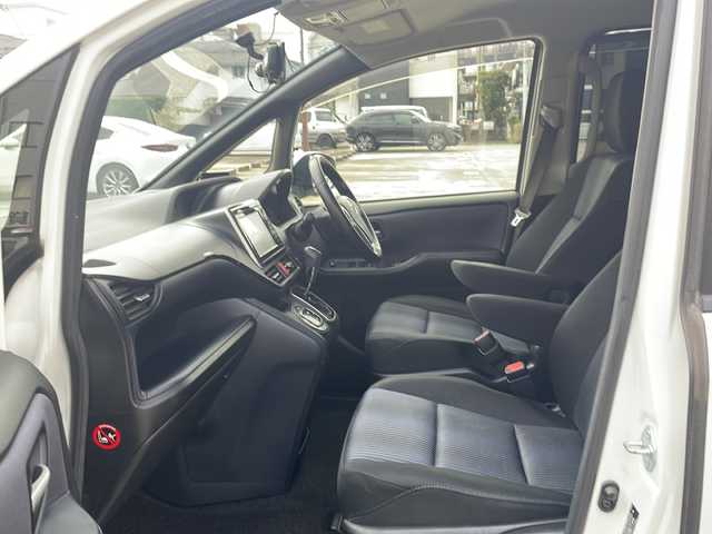 トヨタ ヴォクシー ZS 神奈川県 2014(平26)年 10万km ホワイトパールクリスタルシャイン 純正ナビ/（CD/DVD/AM/FM/SD/USB/AUX/BT/フルセグTV)/バックカメラ/前方ドライブレコーダー/ETC/左側パワースライドドア/右側スライドドア/プッシュスタート/横滑り防止装置/盗難防止装置/ブレーキアシスト/トラクションコントロール/ABS/アイドリングストップ/純正フロアマット/純正アルミホイール/スペアキー×１/保証書/取扱説明書