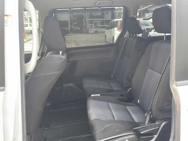 トヨタ ヴォクシー ZS 神奈川県 2014(平26)年 10万km ホワイトパールクリスタルシャイン 純正ナビ/（CD/DVD/AM/FM/SD/USB/AUX/BT/フルセグTV)/バックカメラ/前方ドライブレコーダー/ETC/左側パワースライドドア/右側スライドドア/プッシュスタート/横滑り防止装置/盗難防止装置/ブレーキアシスト/トラクションコントロール/ABS/アイドリングストップ/純正フロアマット/純正アルミホイール/スペアキー×１/保証書/取扱説明書