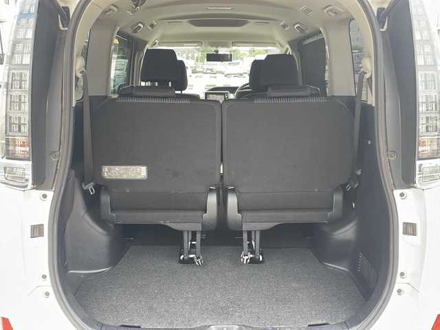 トヨタ ヴォクシー ZS 神奈川県 2014(平26)年 10万km ホワイトパールクリスタルシャイン 純正ナビ/（CD/DVD/AM/FM/SD/USB/AUX/BT/フルセグTV)/バックカメラ/前方ドライブレコーダー/ETC/左側パワースライドドア/右側スライドドア/プッシュスタート/横滑り防止装置/盗難防止装置/ブレーキアシスト/トラクションコントロール/ABS/アイドリングストップ/純正フロアマット/純正アルミホイール/スペアキー×１/保証書/取扱説明書