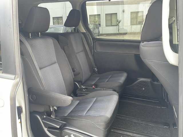 トヨタ ヴォクシー ZS 神奈川県 2014(平26)年 10万km ホワイトパールクリスタルシャイン 純正ナビ/（CD/DVD/AM/FM/SD/USB/AUX/BT/フルセグTV)/バックカメラ/前方ドライブレコーダー/ETC/左側パワースライドドア/右側スライドドア/プッシュスタート/横滑り防止装置/盗難防止装置/ブレーキアシスト/トラクションコントロール/ABS/アイドリングストップ/純正フロアマット/純正アルミホイール/スペアキー×１/保証書/取扱説明書