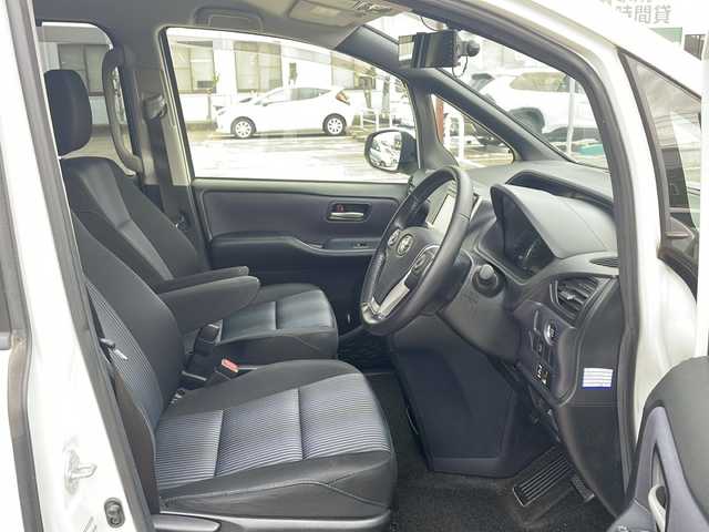 トヨタ ヴォクシー ZS 神奈川県 2014(平26)年 10万km ホワイトパールクリスタルシャイン 純正ナビ/（CD/DVD/AM/FM/SD/USB/AUX/BT/フルセグTV)/バックカメラ/前方ドライブレコーダー/ETC/左側パワースライドドア/右側スライドドア/プッシュスタート/横滑り防止装置/盗難防止装置/ブレーキアシスト/トラクションコントロール/ABS/アイドリングストップ/純正フロアマット/純正アルミホイール/スペアキー×１/保証書/取扱説明書