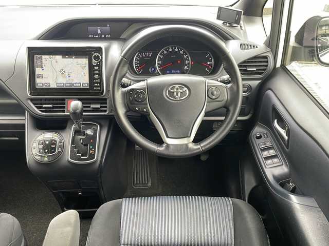 トヨタ ヴォクシー ZS 神奈川県 2014(平26)年 10万km ホワイトパールクリスタルシャイン 純正ナビ/（CD/DVD/AM/FM/SD/USB/AUX/BT/フルセグTV)/バックカメラ/前方ドライブレコーダー/ETC/左側パワースライドドア/右側スライドドア/プッシュスタート/横滑り防止装置/盗難防止装置/ブレーキアシスト/トラクションコントロール/ABS/アイドリングストップ/純正フロアマット/純正アルミホイール/スペアキー×１/保証書/取扱説明書