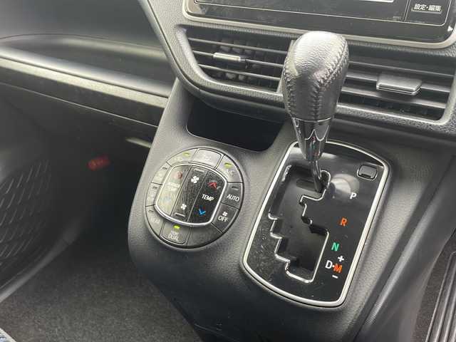 トヨタ ヴォクシー ZS 神奈川県 2014(平26)年 10万km ホワイトパールクリスタルシャイン 純正ナビ/（CD/DVD/AM/FM/SD/USB/AUX/BT/フルセグTV)/バックカメラ/前方ドライブレコーダー/ETC/左側パワースライドドア/右側スライドドア/プッシュスタート/横滑り防止装置/盗難防止装置/ブレーキアシスト/トラクションコントロール/ABS/アイドリングストップ/純正フロアマット/純正アルミホイール/スペアキー×１/保証書/取扱説明書