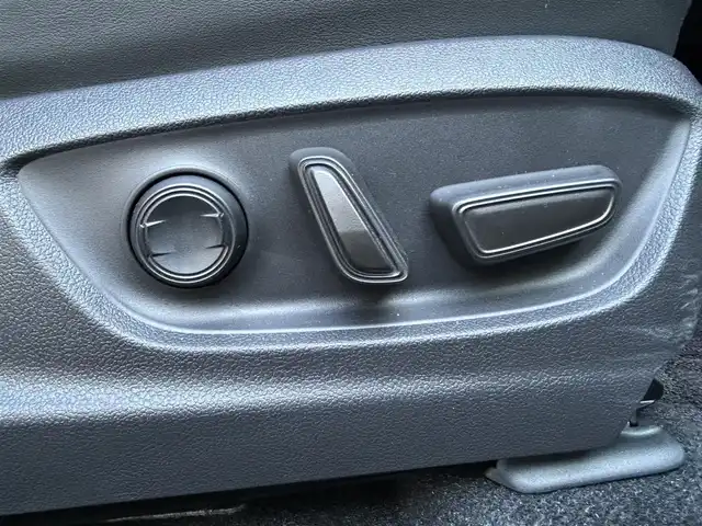 トヨタ クラウン スポーツ Z 長崎県 2024(令6)年 1.5万km ゴールドⅡ ワンオーナー/純正ディスプレイオーディオ（AM/FM/BT/フルセグTV/ミラキャスト)/プッシュスタート/ハンドルヒーター/ブレーキホールド/Cタイプ電源（フロント×２　リア×２）/ガラスルーフ/ビルトインETC2.0/ステアリングスイッチ/レザーシート/シートヒーター（D/N)/エアシート（D/N)/スマートフォン非接触充電/パワーバックドア/デジタルインナーミラー/パーキングアシスト/レーンキープアシスト/クルーズコントロール（追従あり）/オートライト/オートハイビーム/AC100V/パワーシート（D/N・メモリー）/電子サイドブレーキ