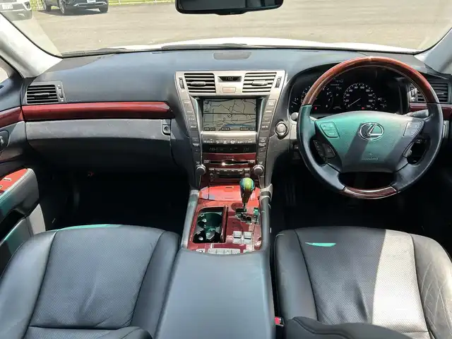 レクサス ＬＳ 460 バージョンU Iパッケージ 岡山県 2006(平18)年 6.9万km ホワイトパールクリスタルシャイン 純正HDDナビ/CD、MD、AM、FM、HDD/レクサスLSプレミアムサウンドシステム/バックカメラ/ビルトインETC/サンルーフ/全席パワーシート/全席シートヒーター/全席ベンチレーション/ステアリングヒーター/電動リアドアサンシェード/電動リアウィンドウサンシェード/コーナーポール/D席メモリーシート/前後コーナーセンサー/本木目本革ステアリング＆本革シフトノブ/クルーズコントロール/電動パーキングブレーキ/後席センターアームレスト/ソアサンシェード/ステアリングヒーター/メモリーシート