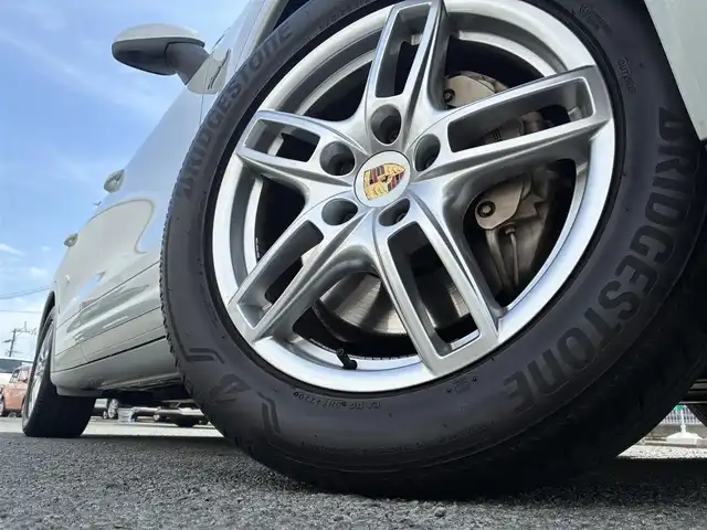 ポルシェ カイエン S ハイブリッド 熊本県 2013(平25)年 5万km ピュアホワイト サンルーフ/4WD/スーパーチャージャー/純正SDナビ/【フルセグTV/SD/CD/DVD/Bluetooth】/バックカメラ/クルーズコントロール/ダウンヒルアシストコントロール/本革シート/前席パワーシート/前席シートヒーター/電動リアゲート/純正19インチアルミホイール/社外サス（純正サス積込有）/パドルシフト/プライバシーガラス/オートLEDライト/横滑り防止装置/盗難防止装置/純正フロアマット/ダブル＋サイドエアバック/リモコンキー/スペアキー/取扱説明書/保証書