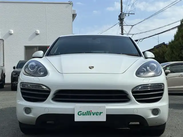 ポルシェ カイエン S ハイブリッド 熊本県 2013(平25)年 5万km ピュアホワイト サンルーフ/4WD/スーパーチャージャー/純正SDナビ/【フルセグTV/SD/CD/DVD/Bluetooth】/バックカメラ/クルーズコントロール/ダウンヒルアシストコントロール/本革シート/前席パワーシート/前席シートヒーター/電動リアゲート/純正19インチアルミホイール/社外サス（純正サス積込有）/パドルシフト/プライバシーガラス/オートLEDライト/横滑り防止装置/盗難防止装置/純正フロアマット/ダブル＋サイドエアバック/リモコンキー/スペアキー/取扱説明書/保証書