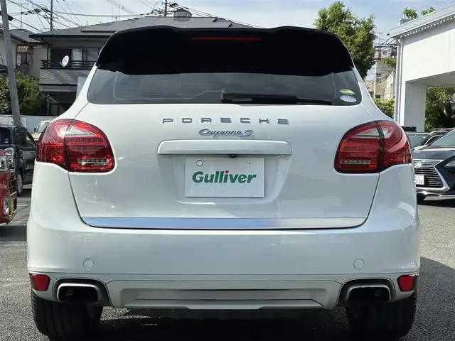 ポルシェ カイエン S ハイブリッド 熊本県 2013(平25)年 5万km ピュアホワイト サンルーフ/4WD/スーパーチャージャー/純正SDナビ/【フルセグTV/SD/CD/DVD/Bluetooth】/バックカメラ/クルーズコントロール/ダウンヒルアシストコントロール/本革シート/前席パワーシート/前席シートヒーター/電動リアゲート/純正19インチアルミホイール/社外サス（純正サス積込有）/パドルシフト/プライバシーガラス/オートLEDライト/横滑り防止装置/盗難防止装置/純正フロアマット/ダブル＋サイドエアバック/リモコンキー/スペアキー/取扱説明書/保証書