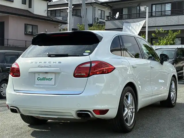ポルシェ カイエン S ハイブリッド 熊本県 2013(平25)年 5万km ピュアホワイト サンルーフ/4WD/スーパーチャージャー/純正SDナビ/【フルセグTV/SD/CD/DVD/Bluetooth】/バックカメラ/クルーズコントロール/ダウンヒルアシストコントロール/本革シート/前席パワーシート/前席シートヒーター/電動リアゲート/純正19インチアルミホイール/社外サス（純正サス積込有）/パドルシフト/プライバシーガラス/オートLEDライト/横滑り防止装置/盗難防止装置/純正フロアマット/ダブル＋サイドエアバック/リモコンキー/スペアキー/取扱説明書/保証書