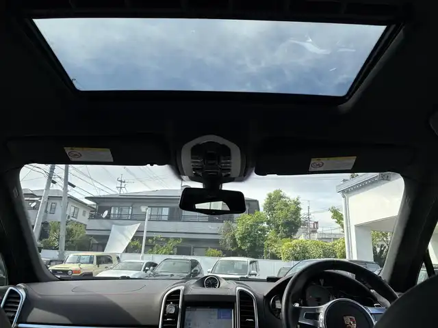 ポルシェ カイエン S ハイブリッド 熊本県 2013(平25)年 5万km ピュアホワイト サンルーフ/4WD/スーパーチャージャー/純正SDナビ/【フルセグTV/SD/CD/DVD/Bluetooth】/バックカメラ/クルーズコントロール/ダウンヒルアシストコントロール/本革シート/前席パワーシート/前席シートヒーター/電動リアゲート/純正19インチアルミホイール/社外サス（純正サス積込有）/パドルシフト/プライバシーガラス/オートLEDライト/横滑り防止装置/盗難防止装置/純正フロアマット/ダブル＋サイドエアバック/リモコンキー/スペアキー/取扱説明書/保証書