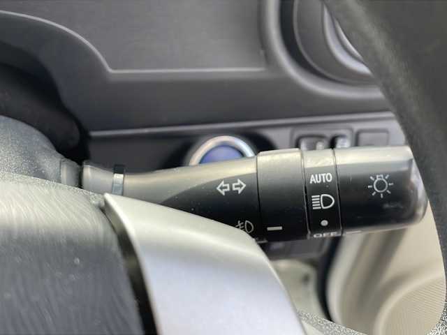 トヨタ アクア S 岐阜県 2012(平24)年 1.9万km ライムホワイトパールクリスタルシャイン スマートキー　/純正ナビ　/プッシュスタート　/純正テレビ　/バックカメラ搭載　/パワーウィンドウ　/パワーステアリング　/アイドリングストップ　/純正フロアマット　/ＡＢＳ　/横滑り防止装置　/盗難防止装置　/オートライト