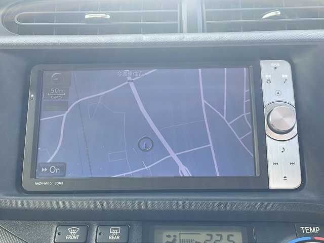 トヨタ アクア S 岐阜県 2012(平24)年 1.9万km ライムホワイトパールクリスタルシャイン スマートキー　/純正ナビ　/プッシュスタート　/純正テレビ　/バックカメラ搭載　/パワーウィンドウ　/パワーステアリング　/アイドリングストップ　/純正フロアマット　/ＡＢＳ　/横滑り防止装置　/盗難防止装置　/オートライト