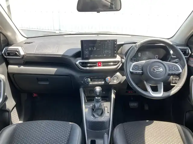 ダイハツ ロッキー プレミアム 熊本県 2020(令2)年 6.9万km ブラックマイカメタリック/シャイニングホワイトパール 純正ディスプレイオーディオ/・AM/FM/USB/iPod/BT/・フルセグTV/・AppleCarPlay/全周囲カメラ/・バック/サイド/フロント/スマートアシスト３/・衝突警報機能/・車線逸脱警報機能/・衝突回避支援ブレーキ機能/・誤発進抑制機能（前方・後方）/・先行車発進お知らせ機能/・標識認識機能/・クリアランスソナー/・オートハイビーム/・ブラインドスポットモニター/・リヤクロストラフィックアラート/・レーダークルーズコントロール/ETC/ハーフレザーシート/D/N席シートヒーター/オートライト/・LEDライト/・フォグランプ/電動格納ミラー/・ウィンカーミラー/革巻きステアリング/・ステアリングリモコン/純正フロアマット/純正アルミホイール/スマートキー