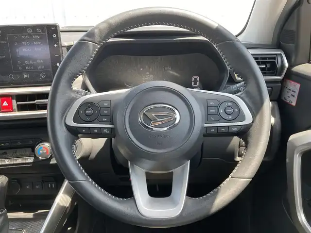 ダイハツ ロッキー プレミアム 熊本県 2020(令2)年 6.9万km ブラックマイカメタリック/シャイニングホワイトパール 純正ディスプレイオーディオ/・AM/FM/USB/iPod/BT/・フルセグTV/・AppleCarPlay/全周囲カメラ/・バック/サイド/フロント/スマートアシスト３/・衝突警報機能/・車線逸脱警報機能/・衝突回避支援ブレーキ機能/・誤発進抑制機能（前方・後方）/・先行車発進お知らせ機能/・標識認識機能/・クリアランスソナー/・オートハイビーム/・ブラインドスポットモニター/・リヤクロストラフィックアラート/・レーダークルーズコントロール/ETC/ハーフレザーシート/D/N席シートヒーター/オートライト/・LEDライト/・フォグランプ/電動格納ミラー/・ウィンカーミラー/革巻きステアリング/・ステアリングリモコン/純正フロアマット/純正アルミホイール/スマートキー