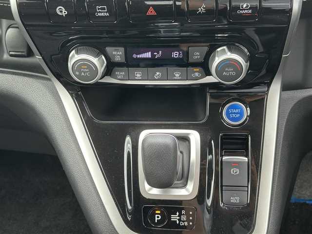 日産 セレナ e－パワー ハイウェイスター V 佐賀県 2018(平30)年 6.8万km ブリリアントホワイトパール プロパイロット/エマージェンシーブレーキ/インテリジェントクルーズコントロール/純正9インチナビ/・アラウンドビューモニター/・フルセグTV/BT/CD/DVD/純正フリップダウンモニター/インテリジェントルームミラー/純正ドライブレコーダー/シートヒーター/ハンドルヒーター/ハンズフリーパワースライドドア/両側パワースライドドア/LEDヘッドライト/純正15インチアルミホイール/フロアマット/エアバックW＋サイド＋カーテン/TEIN車高調/純正サスペンション車載/取扱説明書
