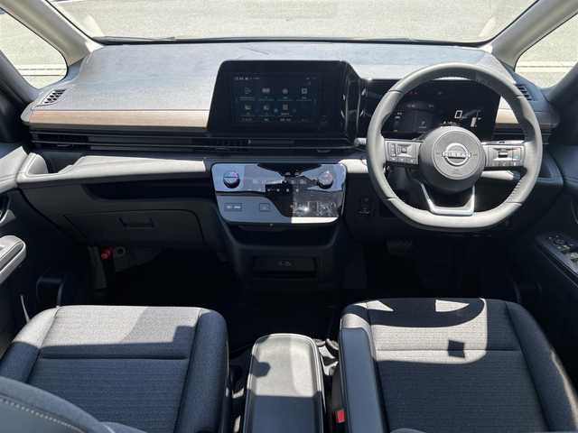 日産 セレナ e－パワー ハイウェイスター V 奈良県 2024(令6)年 0.1万km ダイヤモンドブラック ９インチ純正フルセグナビ(MM223D-Le)　/Ｂｌｕｅｔｏｏｔｈ　/フリップダウンモニター　/全方位モニター　/ＨＤＭＩ　/デジタルインナーミラー　/電動パーキングブレーキ　/ブレーキホールド　/ビルトインＥＴＣ/USBタイプC/両側パワースライドドア/前後ドライブレコーダー/純正アルミホイール/純正フロアマット
