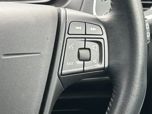 ボルボ Ｖ４０ T2 キネティック 愛知県 2017(平29)年 5.1万km アマゾンブルー メーカーオプションナビ【Bluetooth CD DVD HDD iPod】/ETC/バックカメラ/レーダークルーズコントロール/クロストラフィックアラート/ブラインドスポットインフォメーションシステム/レーンキープアシスト/前後コーナーセンサー/HIDヘッドライト/オートライト/ステアリングリモコン/ハンズフリー/電動格納ドアミラー/純正フロアマット/純正アルミホイール/禁煙車