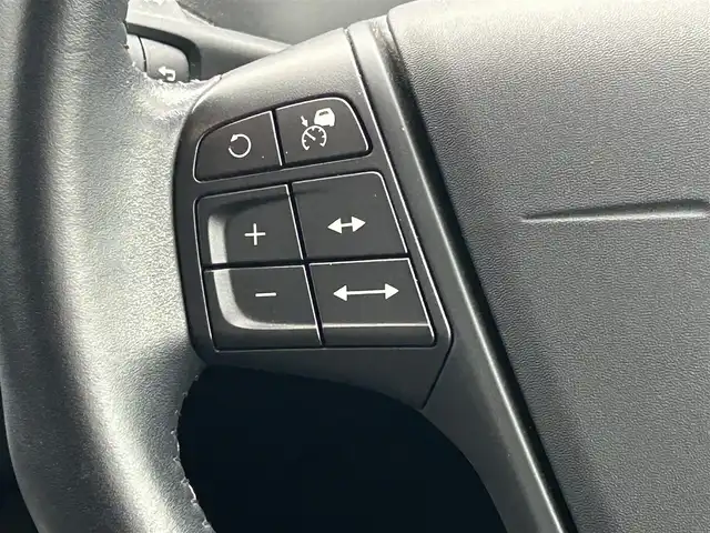 ボルボ Ｖ４０ T2 キネティック 愛知県 2017(平29)年 5.1万km アマゾンブルー メーカーオプションナビ【Bluetooth CD DVD HDD iPod】/ETC/バックカメラ/レーダークルーズコントロール/クロストラフィックアラート/ブラインドスポットインフォメーションシステム/レーンキープアシスト/前後コーナーセンサー/HIDヘッドライト/オートライト/ステアリングリモコン/ハンズフリー/電動格納ドアミラー/純正フロアマット/純正アルミホイール/禁煙車