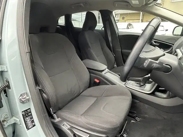 ボルボ Ｖ４０ T2 キネティック 愛知県 2017(平29)年 5.1万km アマゾンブルー メーカーオプションナビ【Bluetooth CD DVD HDD iPod】/ETC/バックカメラ/レーダークルーズコントロール/クロストラフィックアラート/ブラインドスポットインフォメーションシステム/レーンキープアシスト/前後コーナーセンサー/HIDヘッドライト/オートライト/ステアリングリモコン/ハンズフリー/電動格納ドアミラー/純正フロアマット/純正アルミホイール/禁煙車